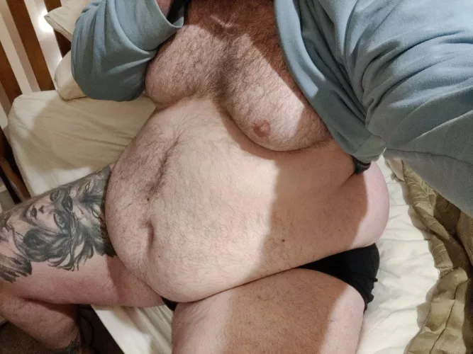 Sprawling belly, who wants a squeeze?
