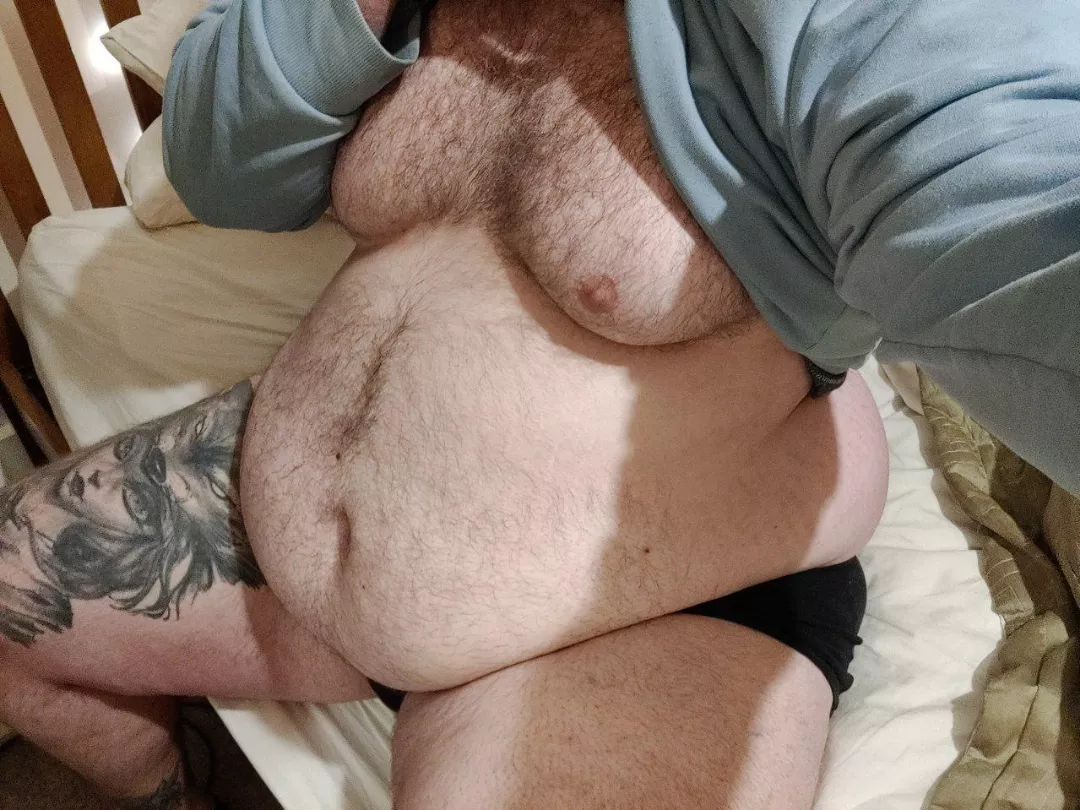 Sprawling belly, who wants a squeeze?