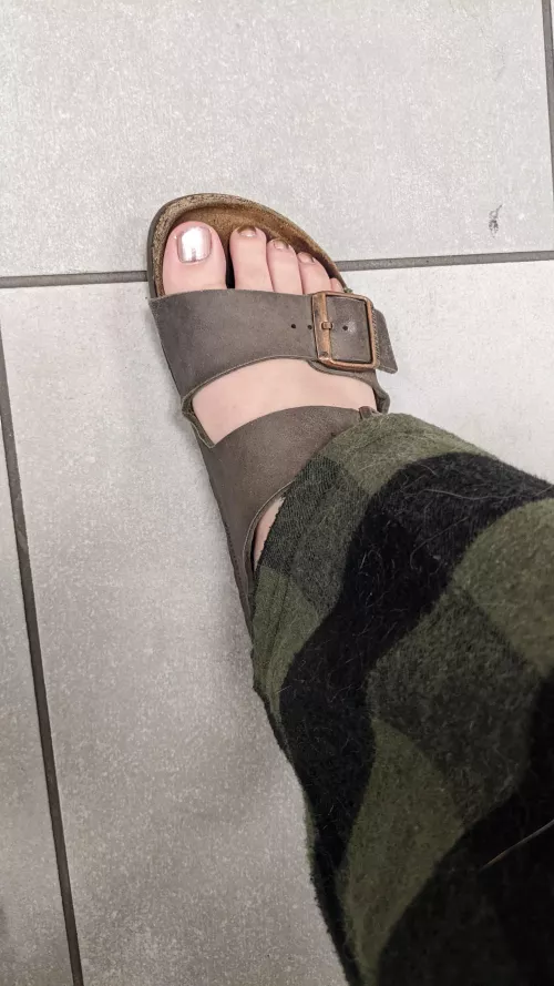 Who likes a side of sandals with their toes? 🤭