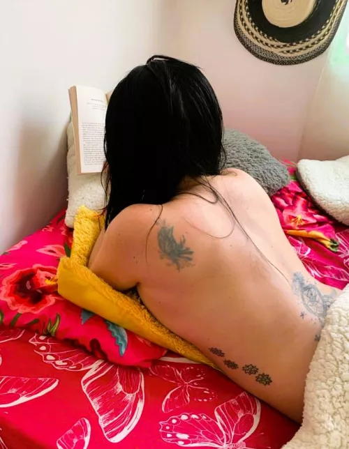 Your girl likes to read naked 🥰