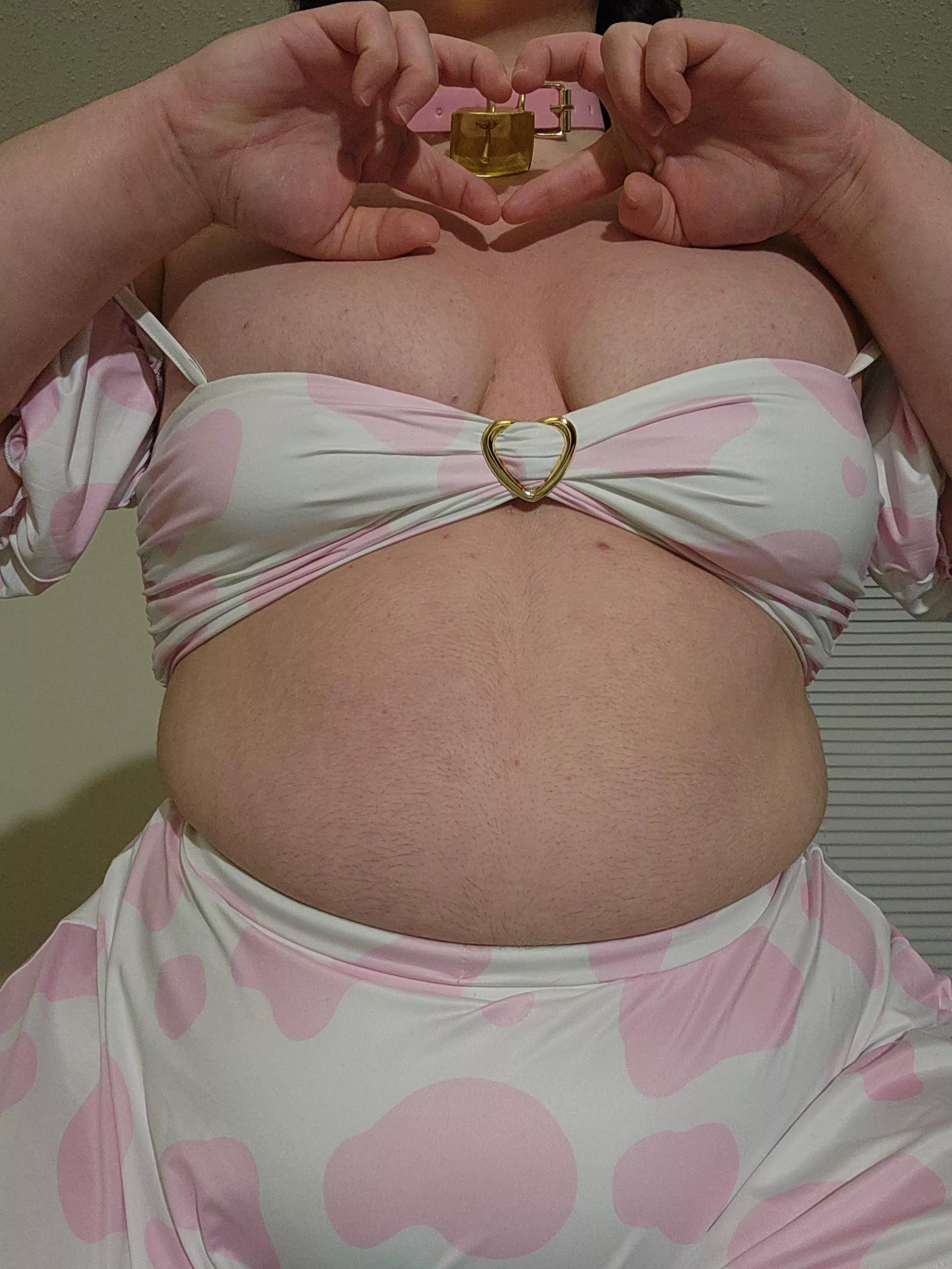 A lil more thicc pink hucow 💟