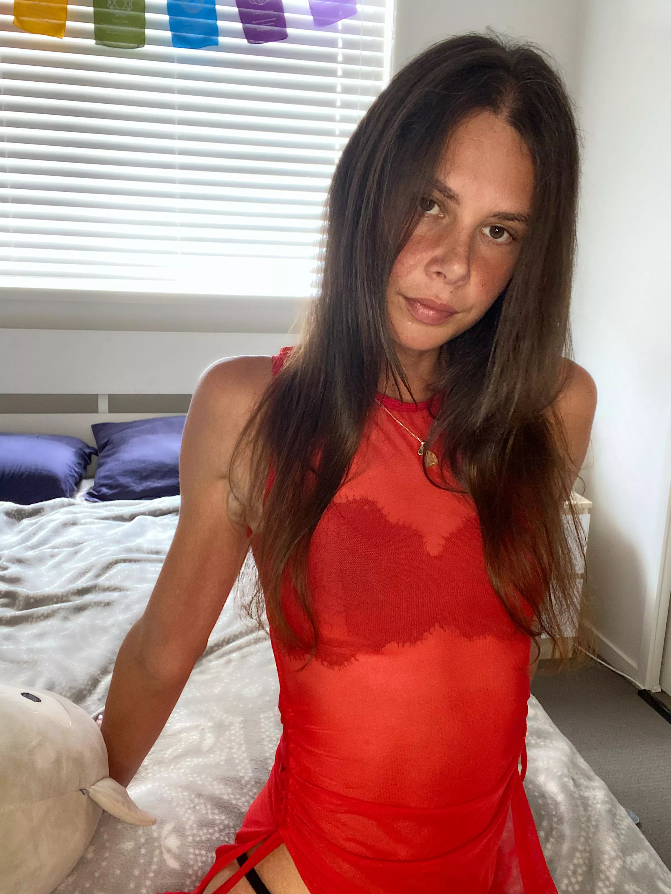 brunette in red ❤️