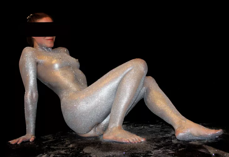 Dana Alien covered in glitter 🪩💖