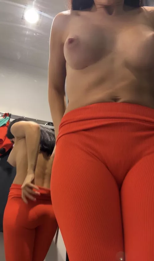 Do you like my red leggins?😏