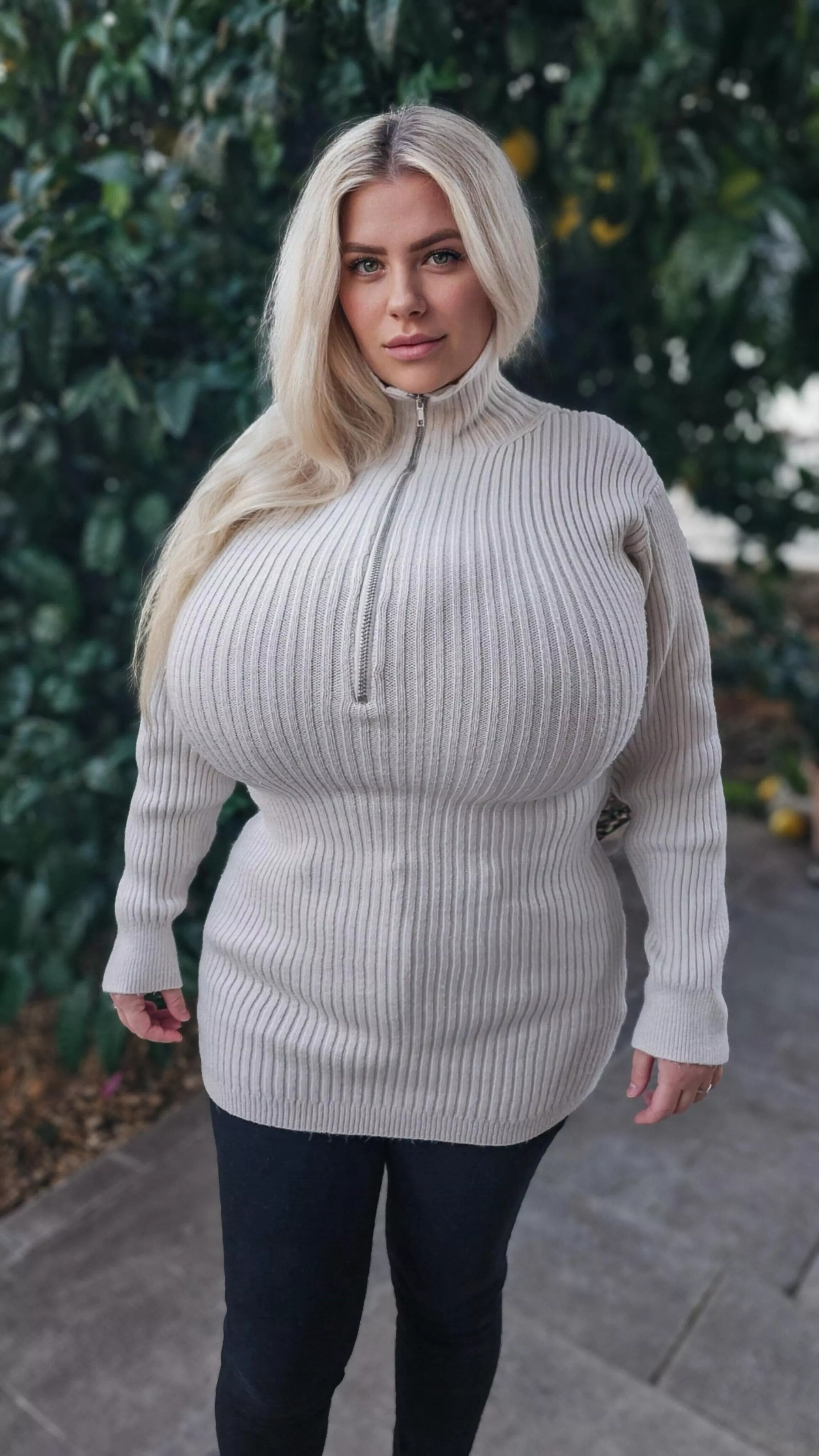 Even if I want to hide them, it's mission impossible. 🧏🏼‍♀️🥰 They are mine, 100% natural and that's why I proudly show them. 👑