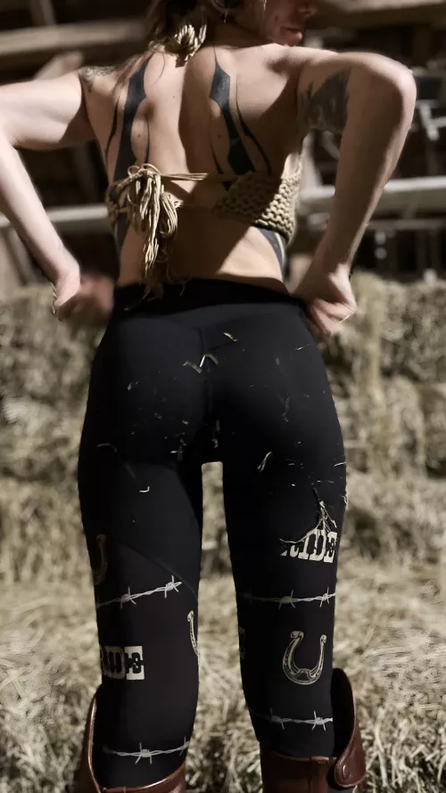 I guess leggings and kneehigh boots are the best combo 🤭