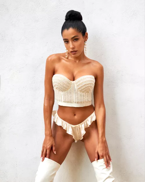 i love the way this one holds my boobs in place