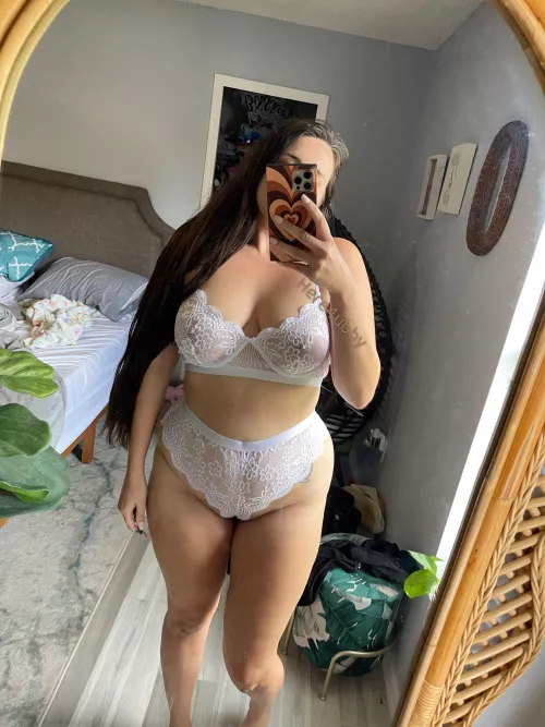 Long haired, curvy Milf