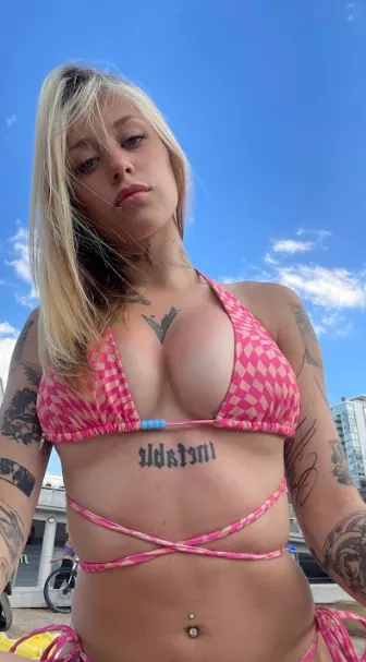 Looking pretty in pink bikini [ IUTR ]