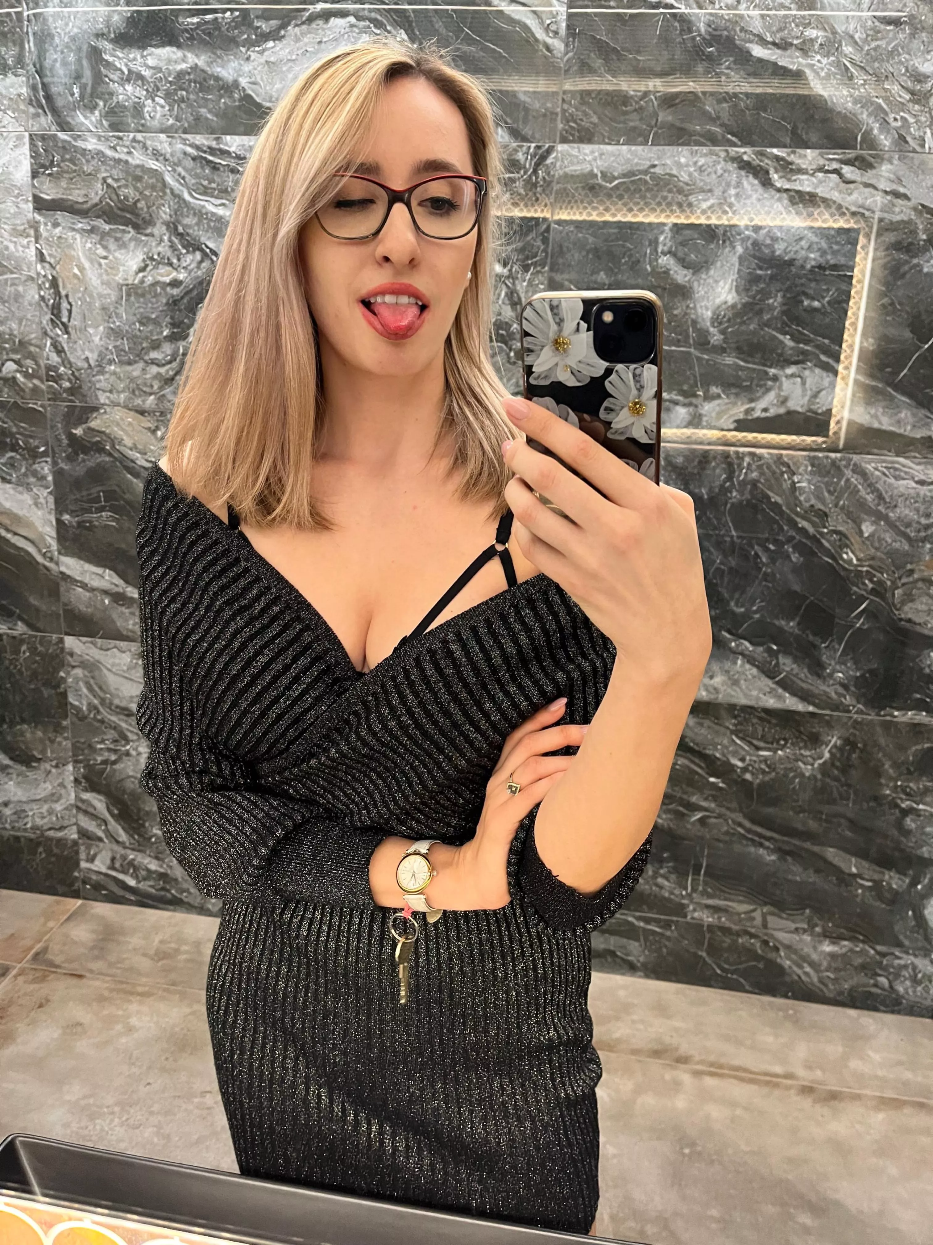 PhD student, sexcoach and manager, nice to meet you - all in one. Nice to meet you :)