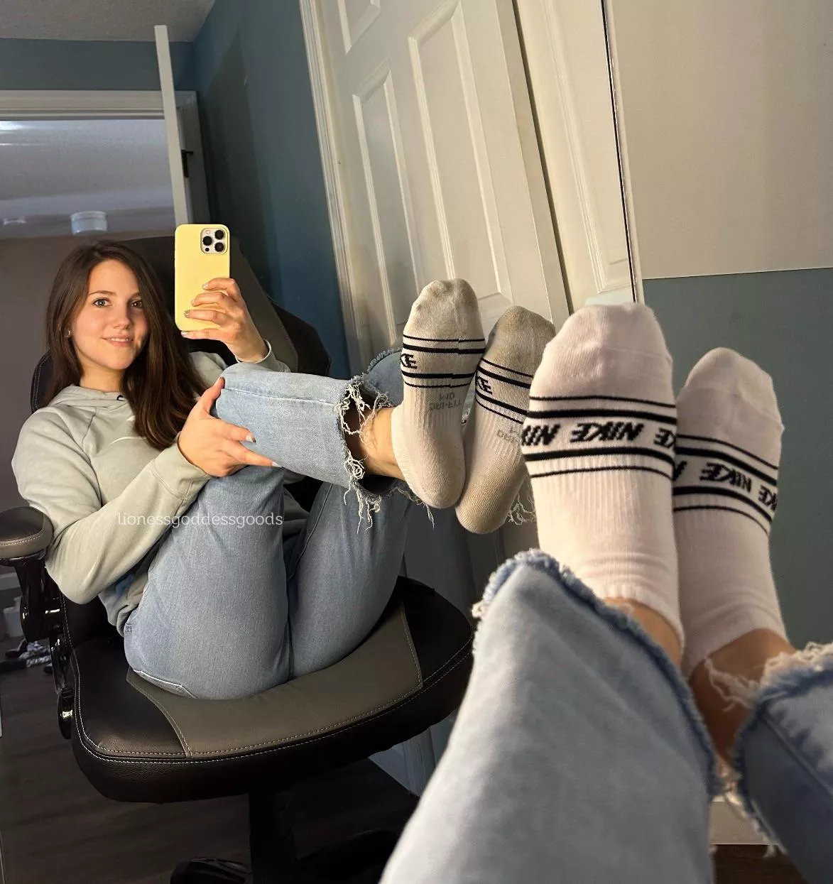 [Selling] How hard does the sight of my socks get you. Menu & drawer pinned. Free shipping, tracking #, pow photo included