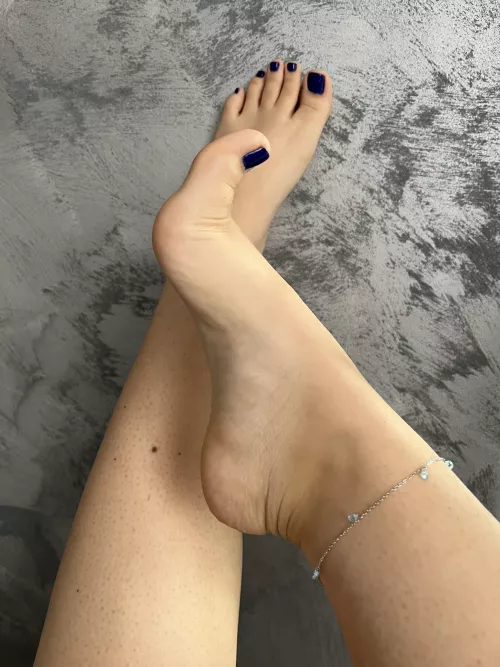 Should I cheat on my bf with a horny reddit guy obsessed with my feet ?