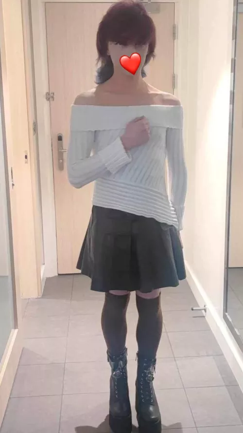 Shoulder-less tops are my new best friend x 🖤 what cha think ❤️