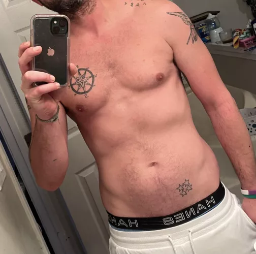 Straight guy, needs to make a few dollars. Dm me (sorry in advance to the mods sure this will get taken down)