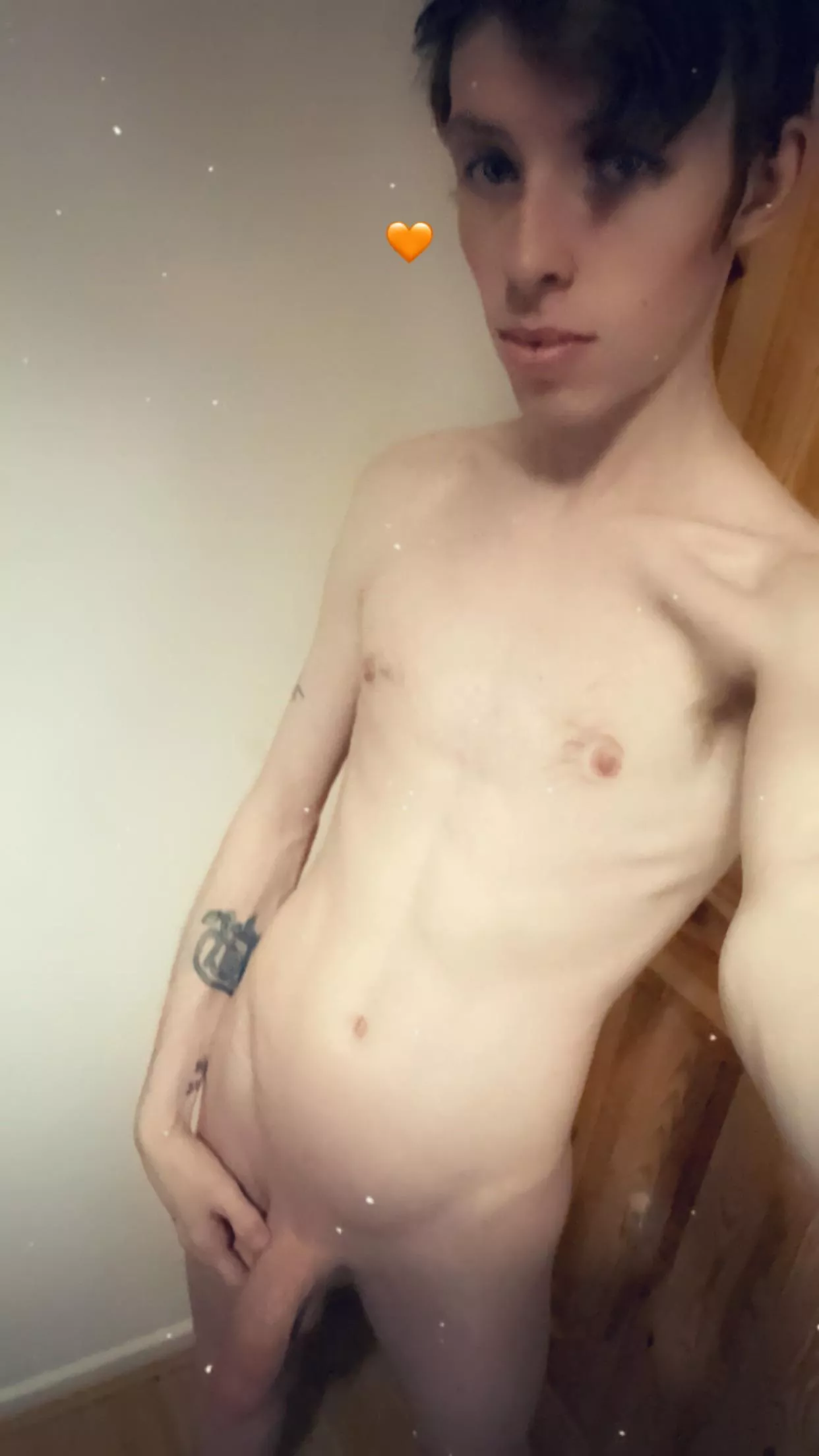 Surely this slim guy can turn you on 😘