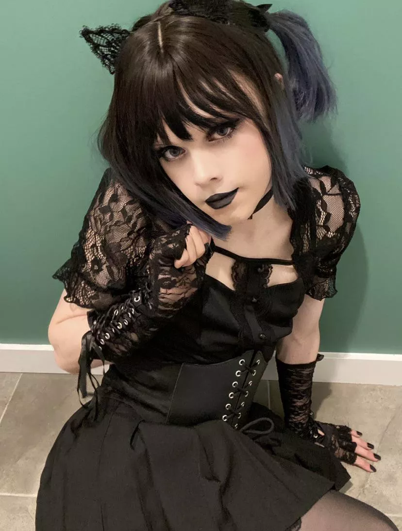 The manly urge to do your makeup and wear a skirt and paint your nails🖤