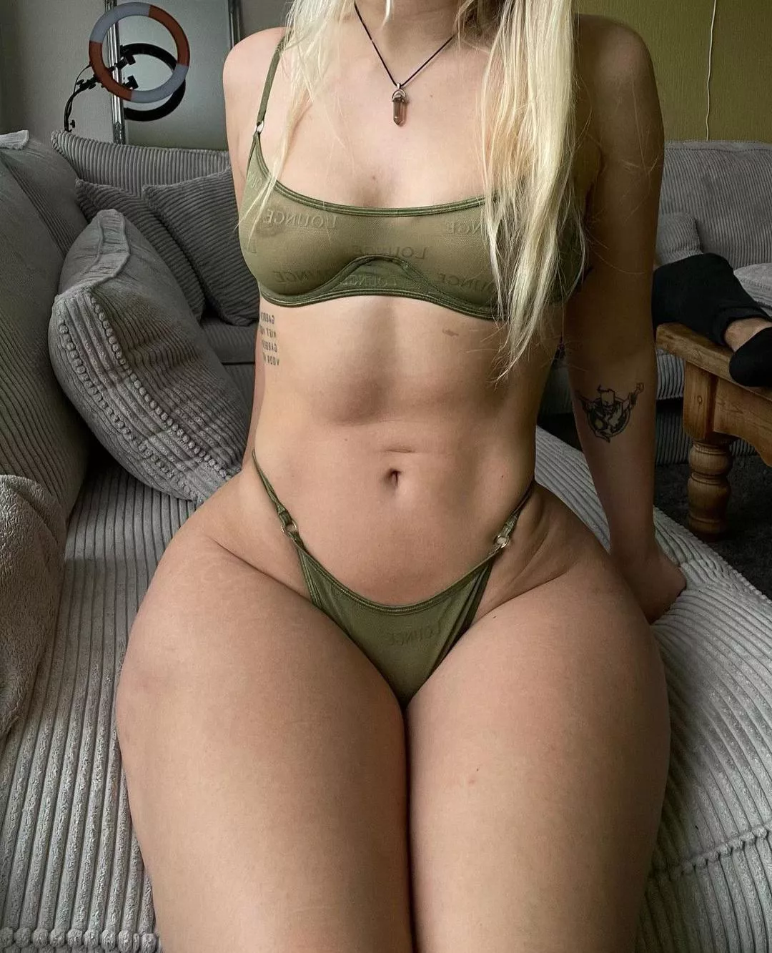 What kinda pose is this called and is there a sub reddit that posts pics just like this?