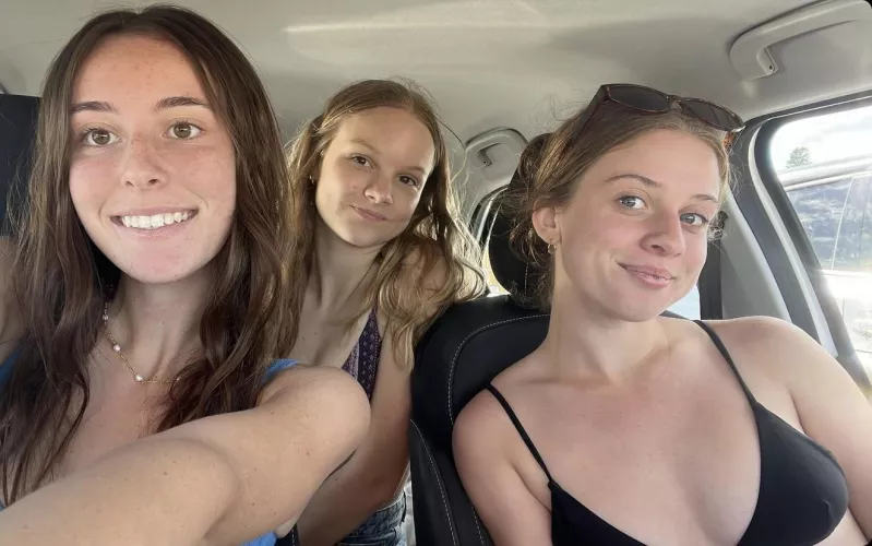 [18,18,19] The girlss (can you see it?)