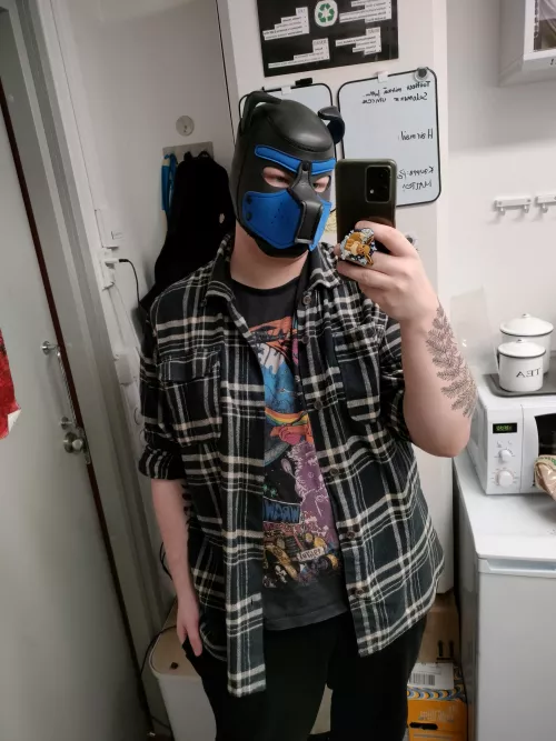 (20) Anyone wanna chat with this bored nerd pup? :3