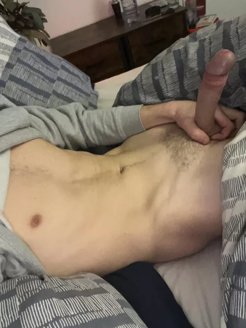 22m good looking, straight looking for cute fem smooth bottoms only. Dm me