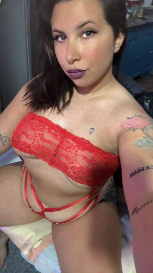 A brunette with big curves and wet pussy