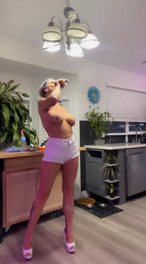 A married woman invited u for a drink like this, would u accept it ;) F41