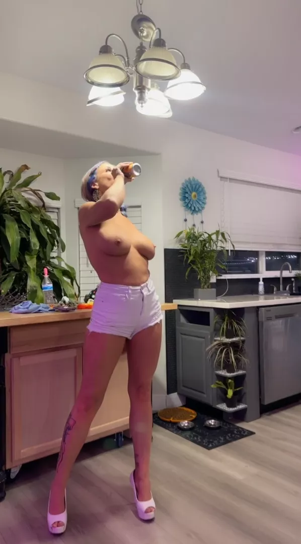 A married woman invited u for a drink like this, would u accept it ;) F41