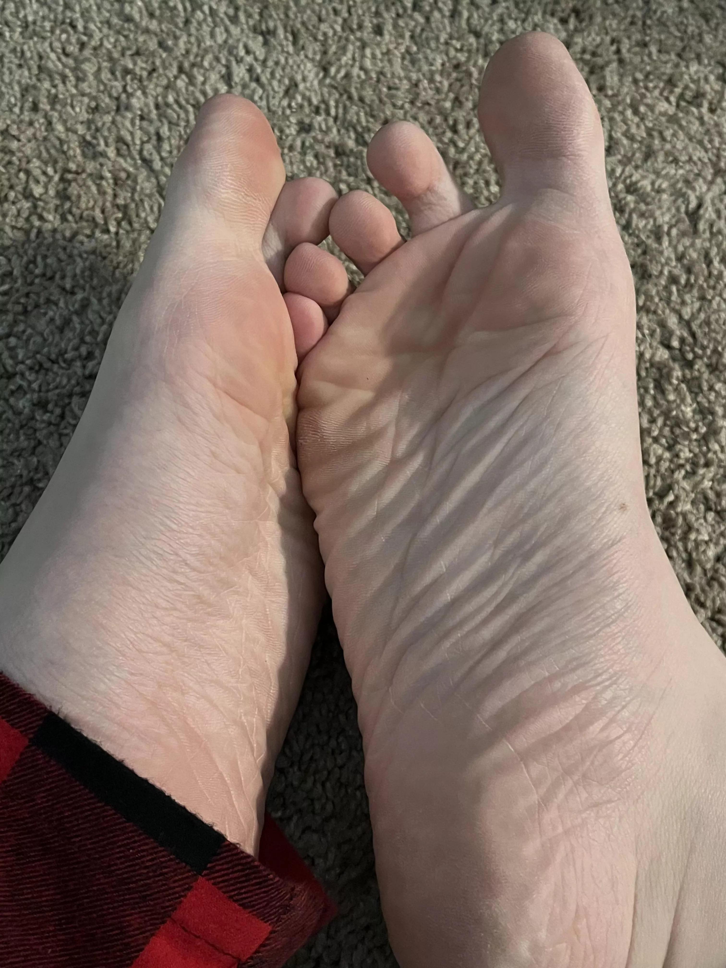 Are my pale little feet cute? 🥺