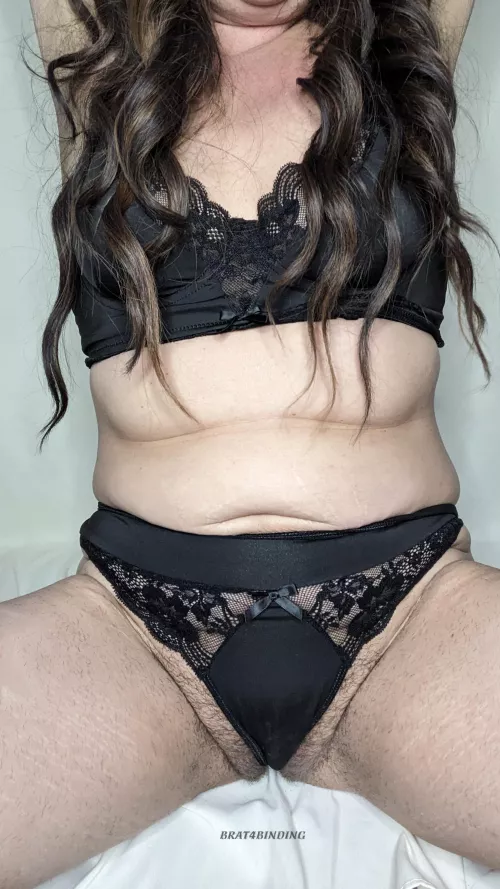 Black lace to tempt you with 😈