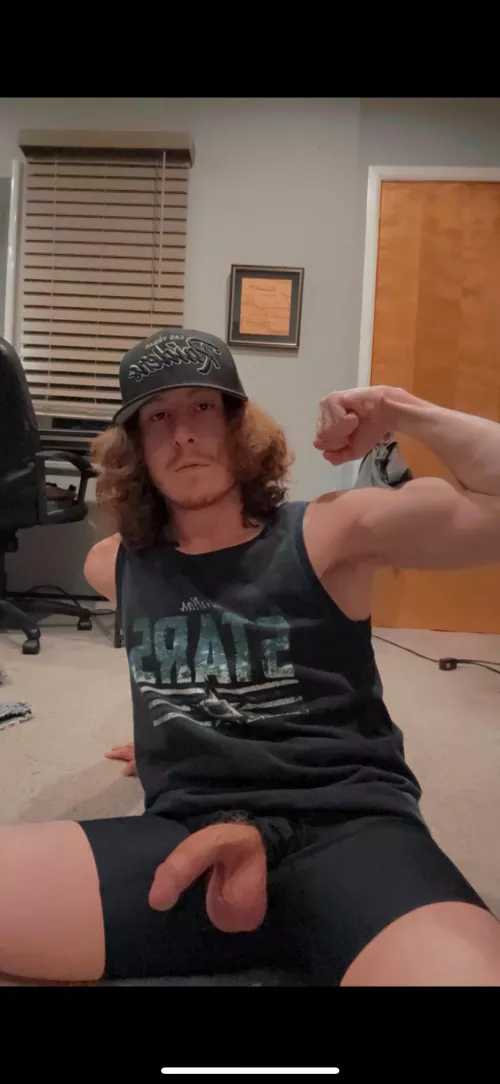 Chillin after work, how was yalls day?💪🏼