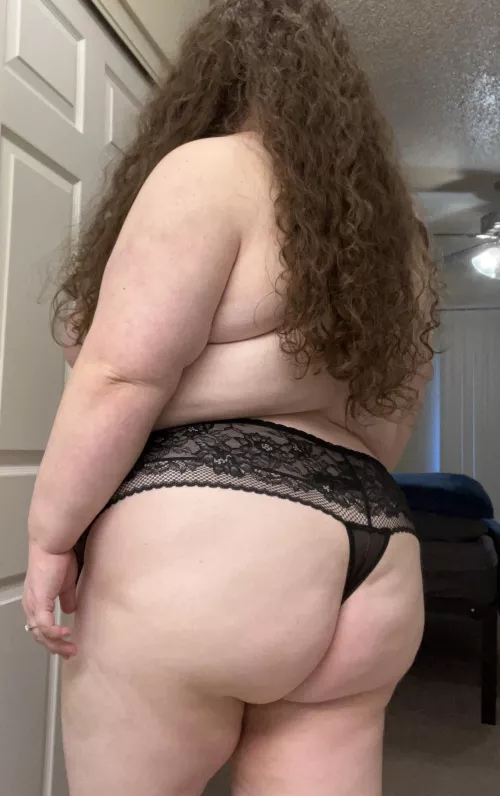 Cutie with a juicy booty