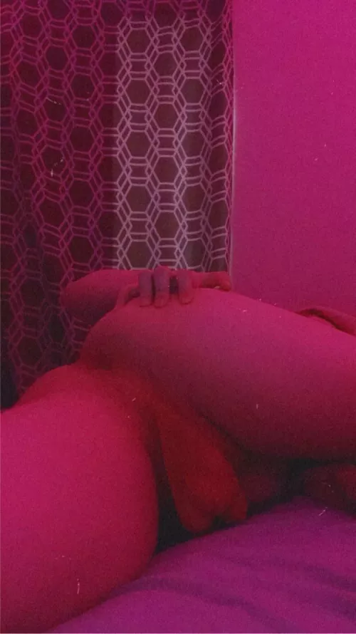 I need someone to lick my clitty ><