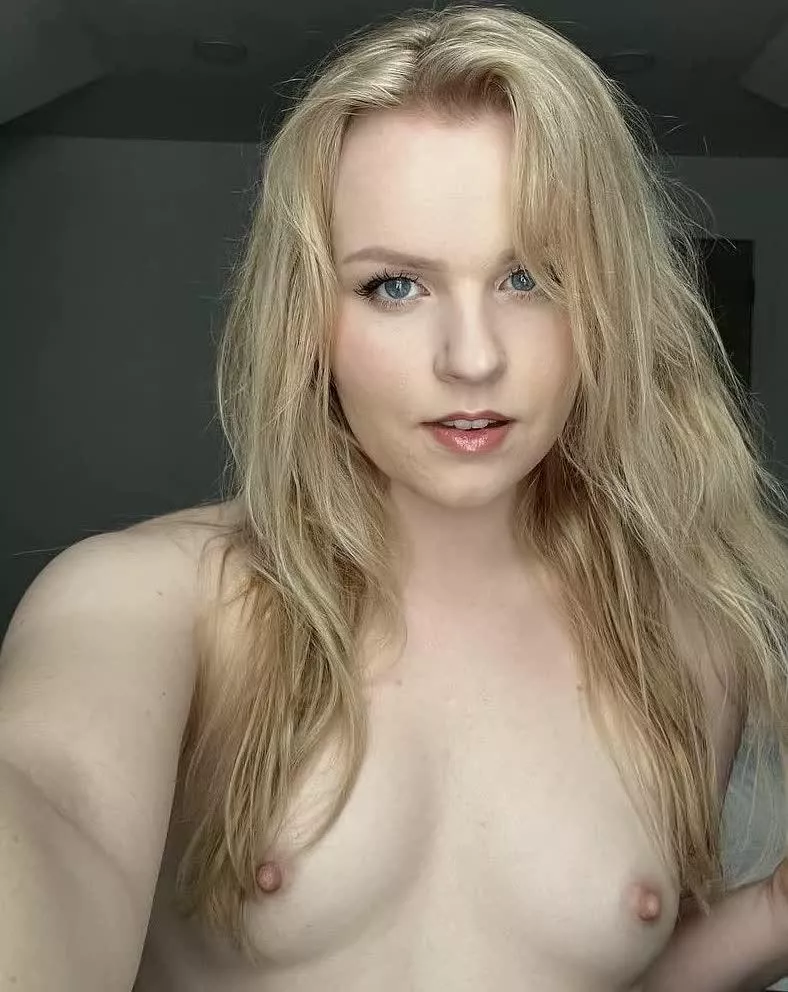 I'm a queen and I would make your lap my throne