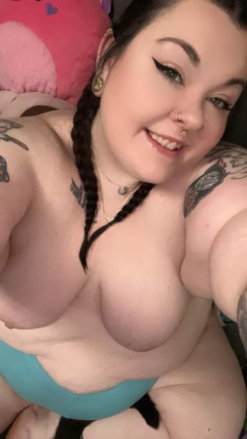 Pretty face and a soft body 🥰