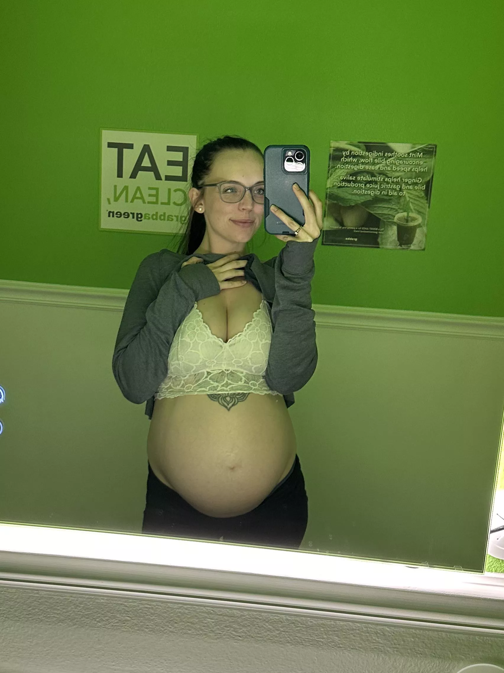 Wanna touch the belly @smutty_fantasy