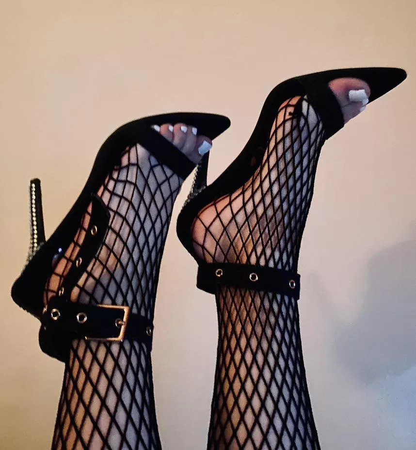 would you let me fuck you with my feet?