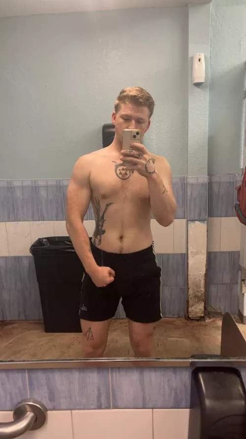 (25) when your work has the best posing mirror