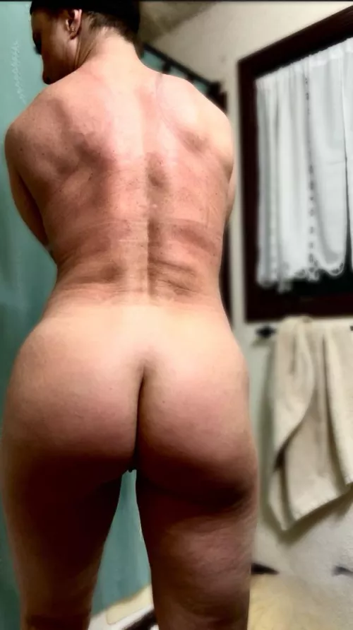 @annafinefit - Post workout shower time.