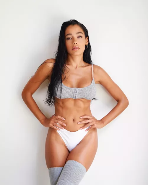 can a model wear a crop top?