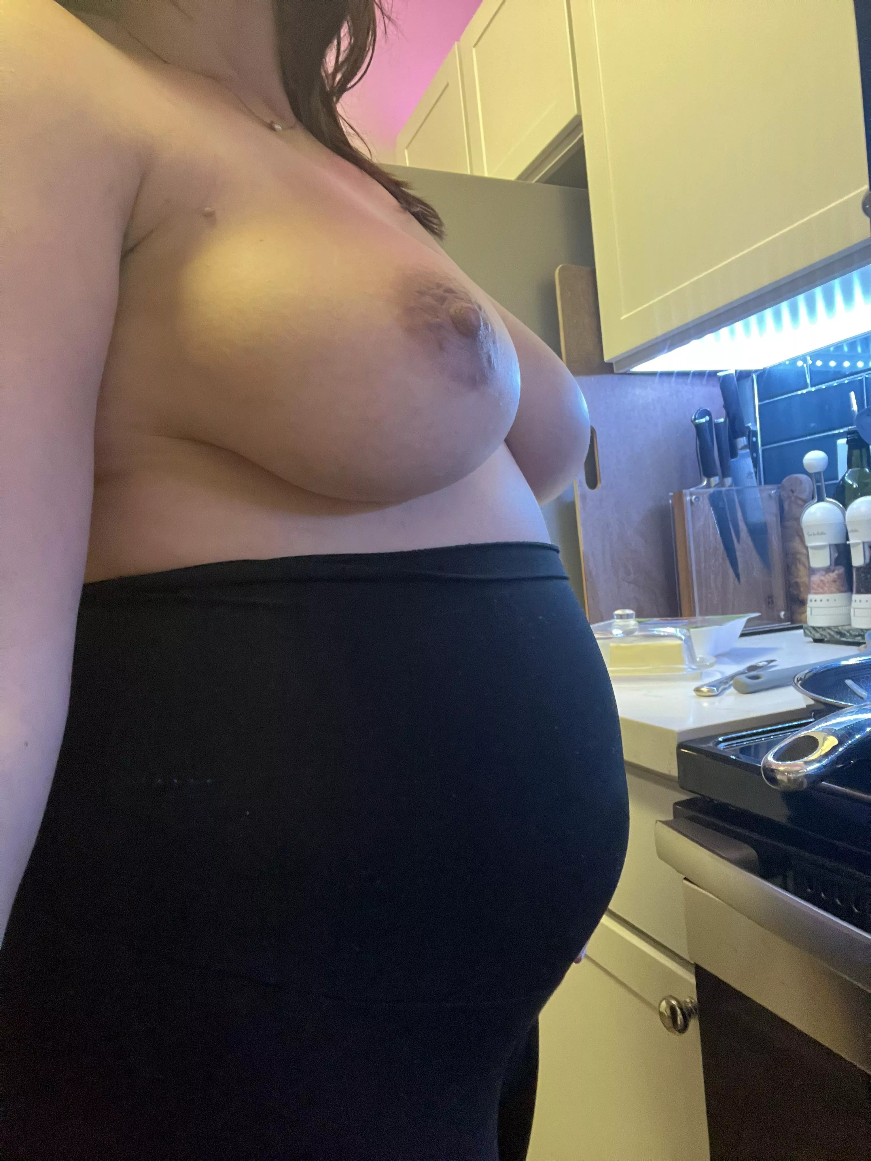 Cooking topless while pregnant just makes sense 🤷🏻‍♀️