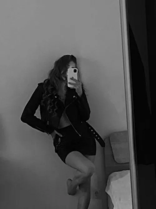 Do you like it when a girl wears leather clothes?