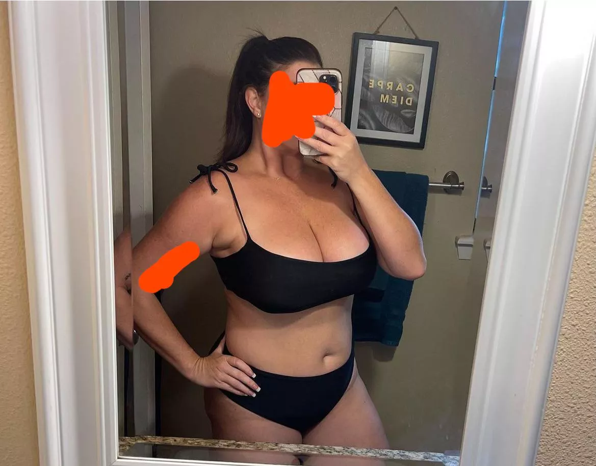 Having another petite, busty (or itty bitty) bestie would be a hot contrast