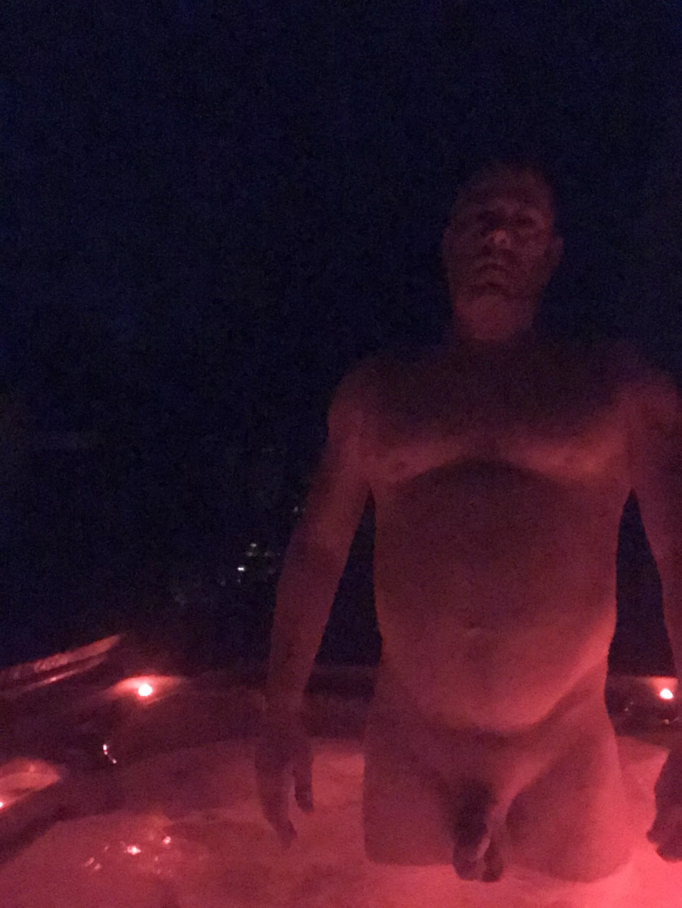 Hot tub nude (m)