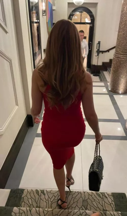 Hugs her curves so well