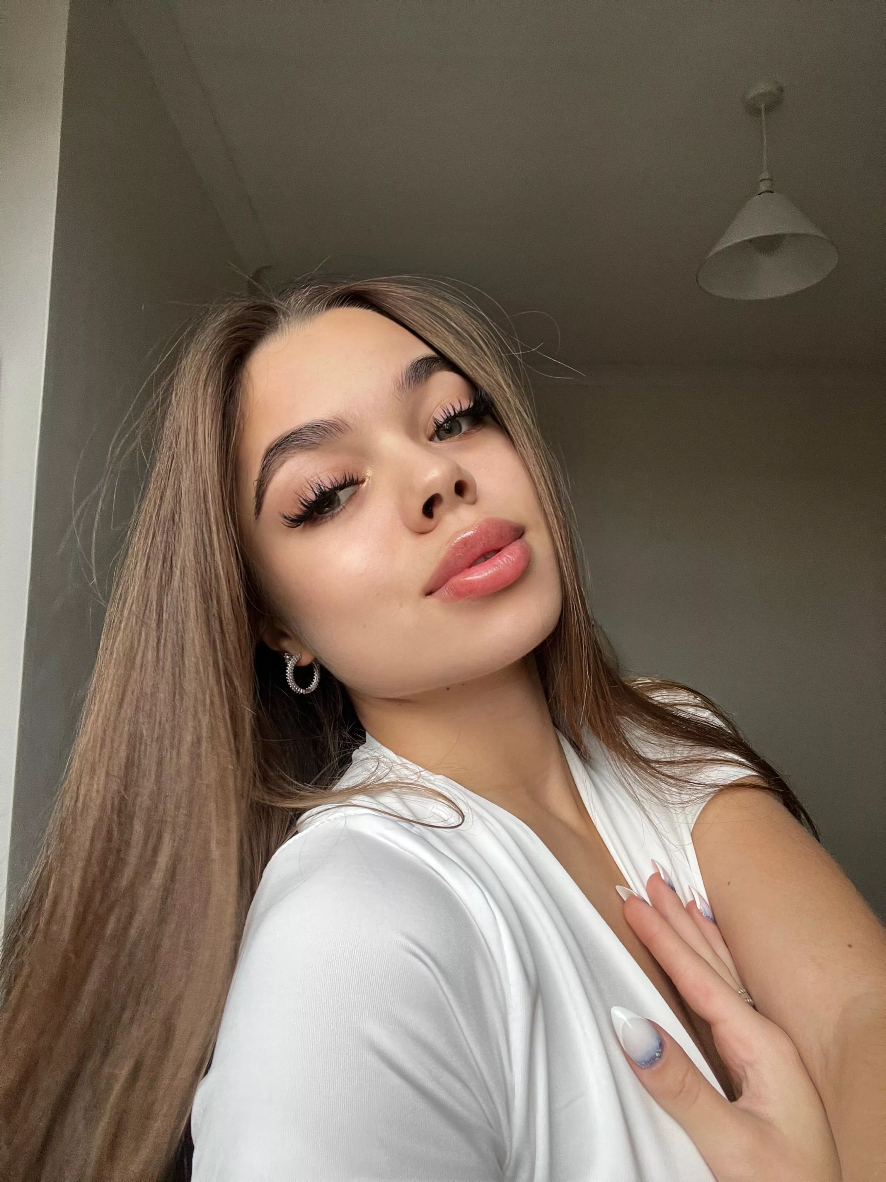 I am an example for pretty brunettes, am I?