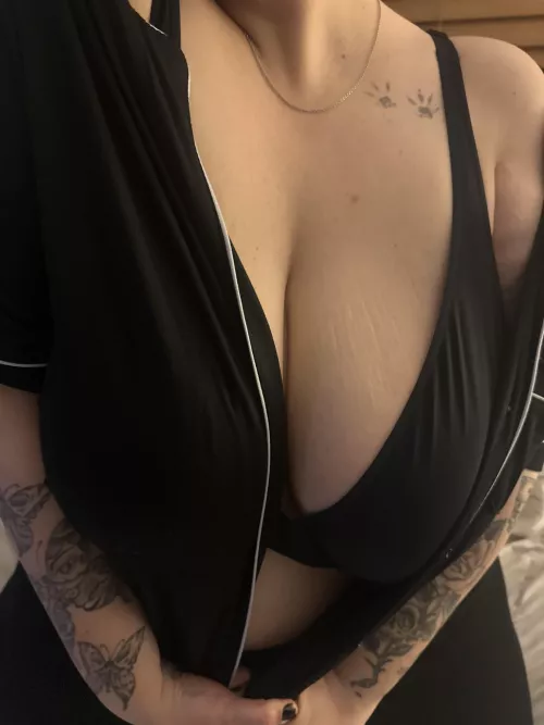 It’s going to rain tomorrow, and I need someone to keep me warm😋