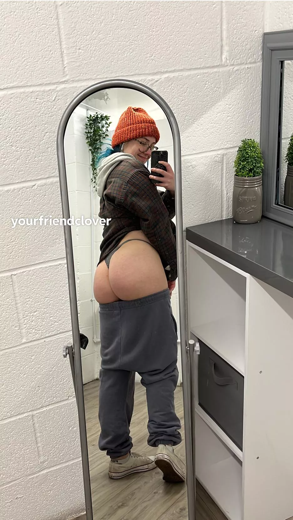 Late night gym bum selfie