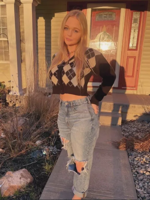 Love when a girls tits are so big the bottom of the shirt doesn’t touch her body.