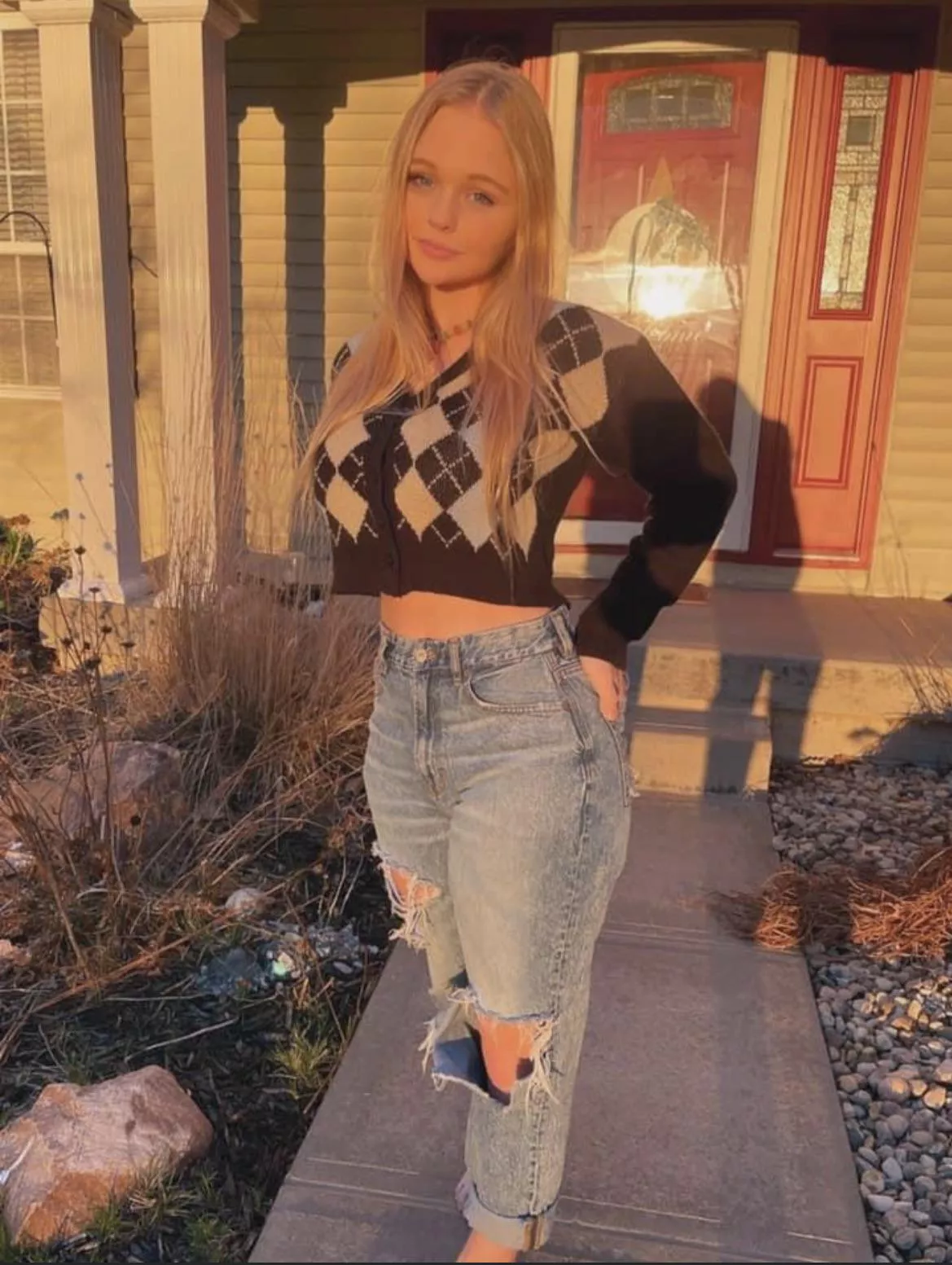 Love when a girls tits are so big the bottom of the shirt doesn’t touch her body.