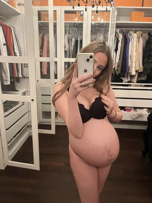 Rate my preggo belly honestly 💗